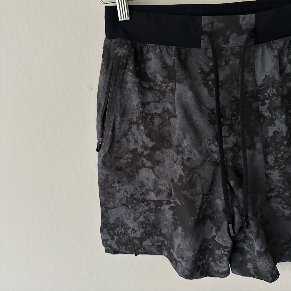 Lululemon License to Train Short 7" *Lined
Tactile Print Anchor Black Small - Picture 6 of 14